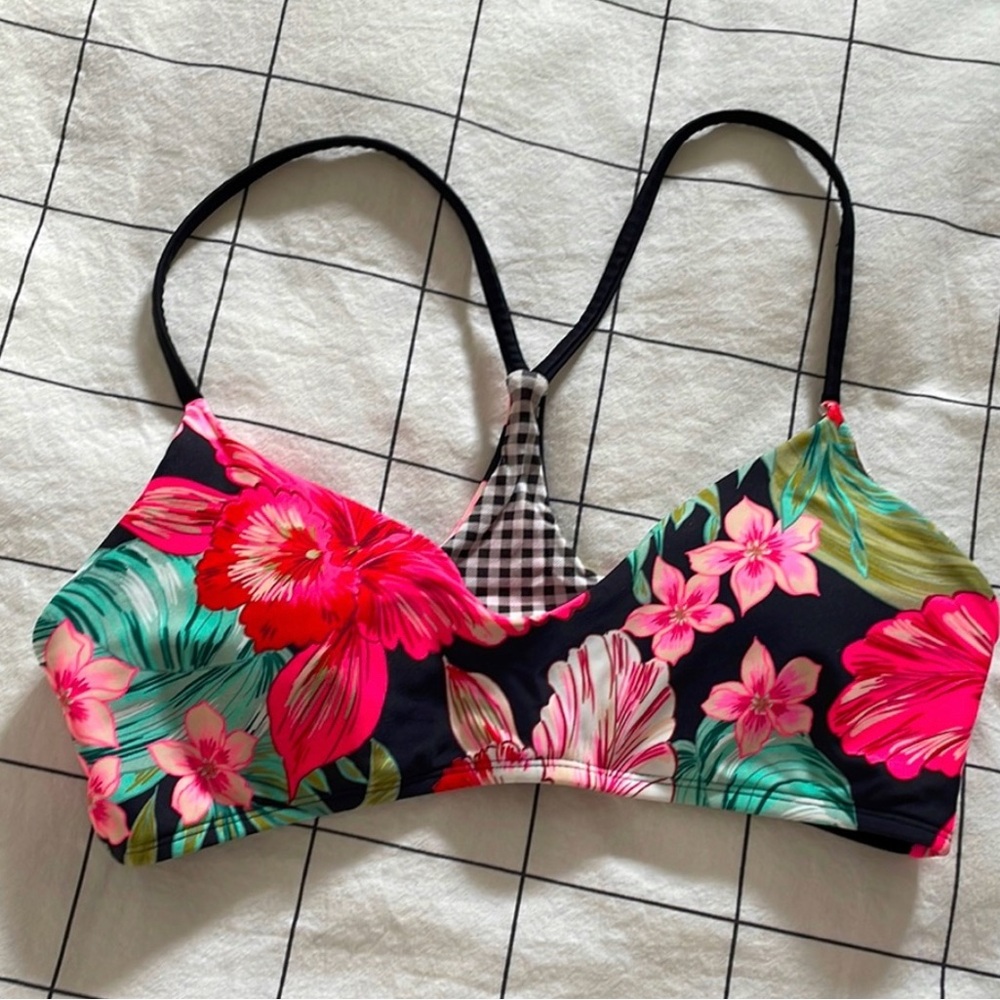Body Glove Smoothies Alani Strappy Back halter Reversible bikini top. Size M